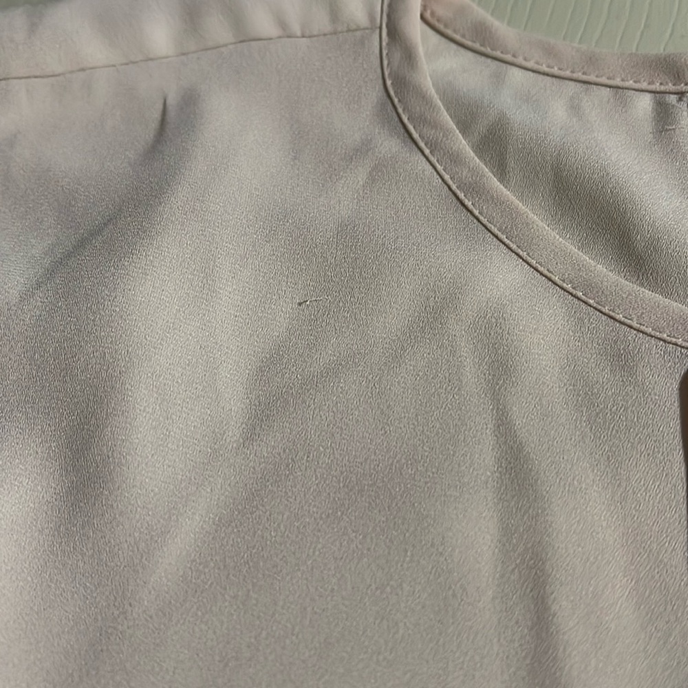 Vince Camuto Cream Flowy Top- Size XS - Picture 3 of 11